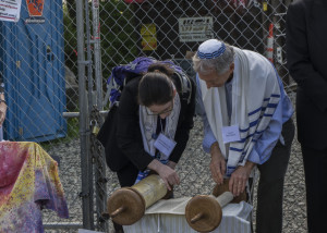 Rabbi Shoshana and Cantor Roy Einhorn open the Torah to a passage from Deuteronomy 11 (photo credit: Robert A. Jonas)